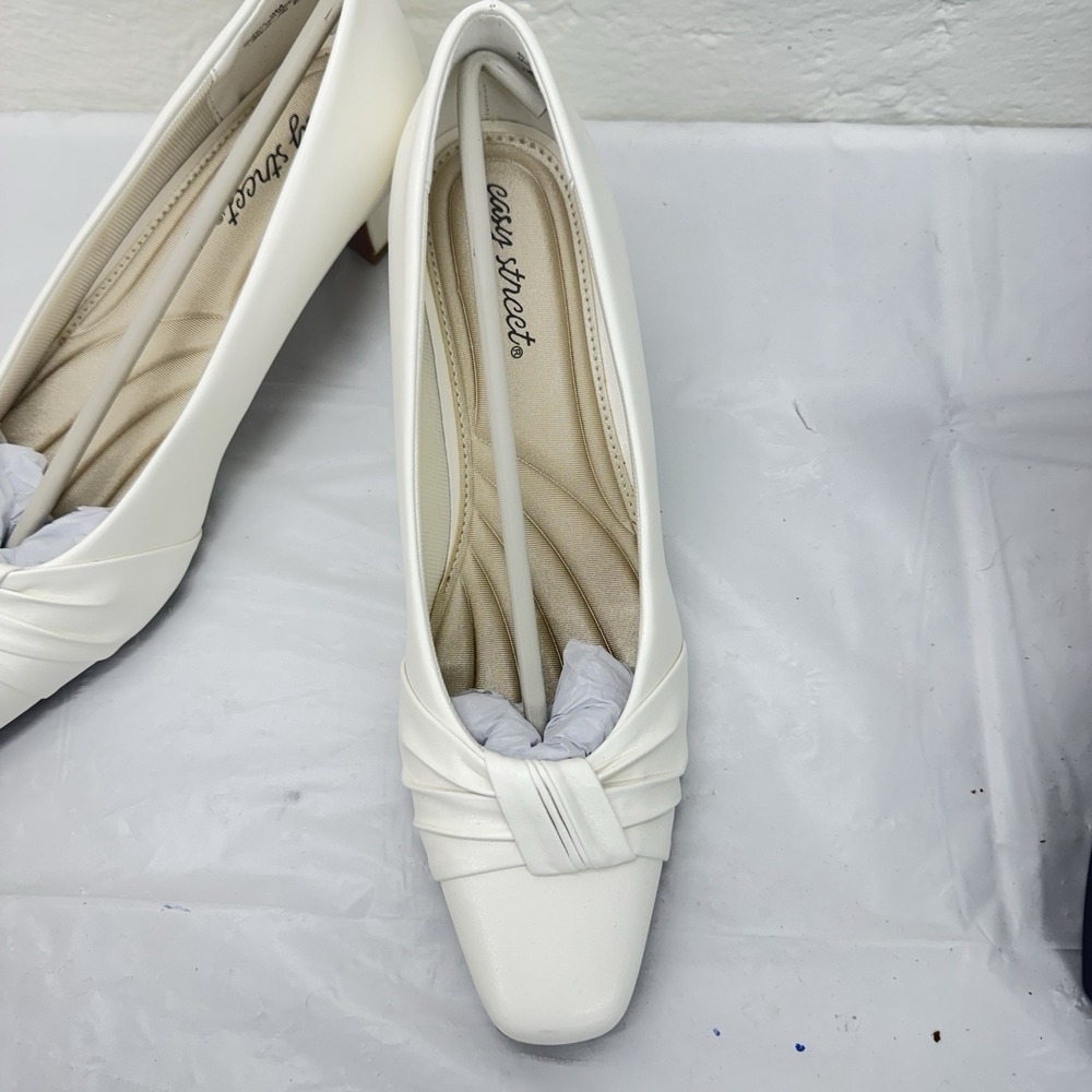 Easy Street Women's Waive Pumps, White 9 M New Low Heel Wedding Spring Summer - Picture 3 of 6